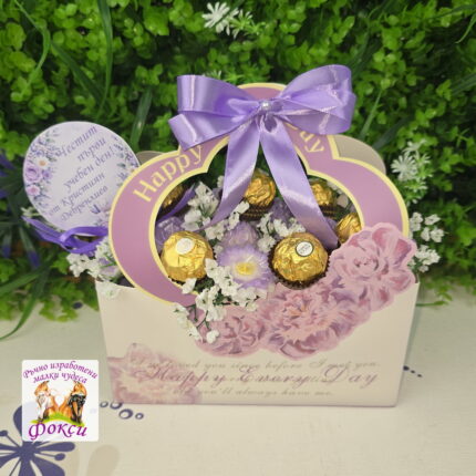 Красив ароматен букет със свещи цветя и бонбони Ferrero Rocher